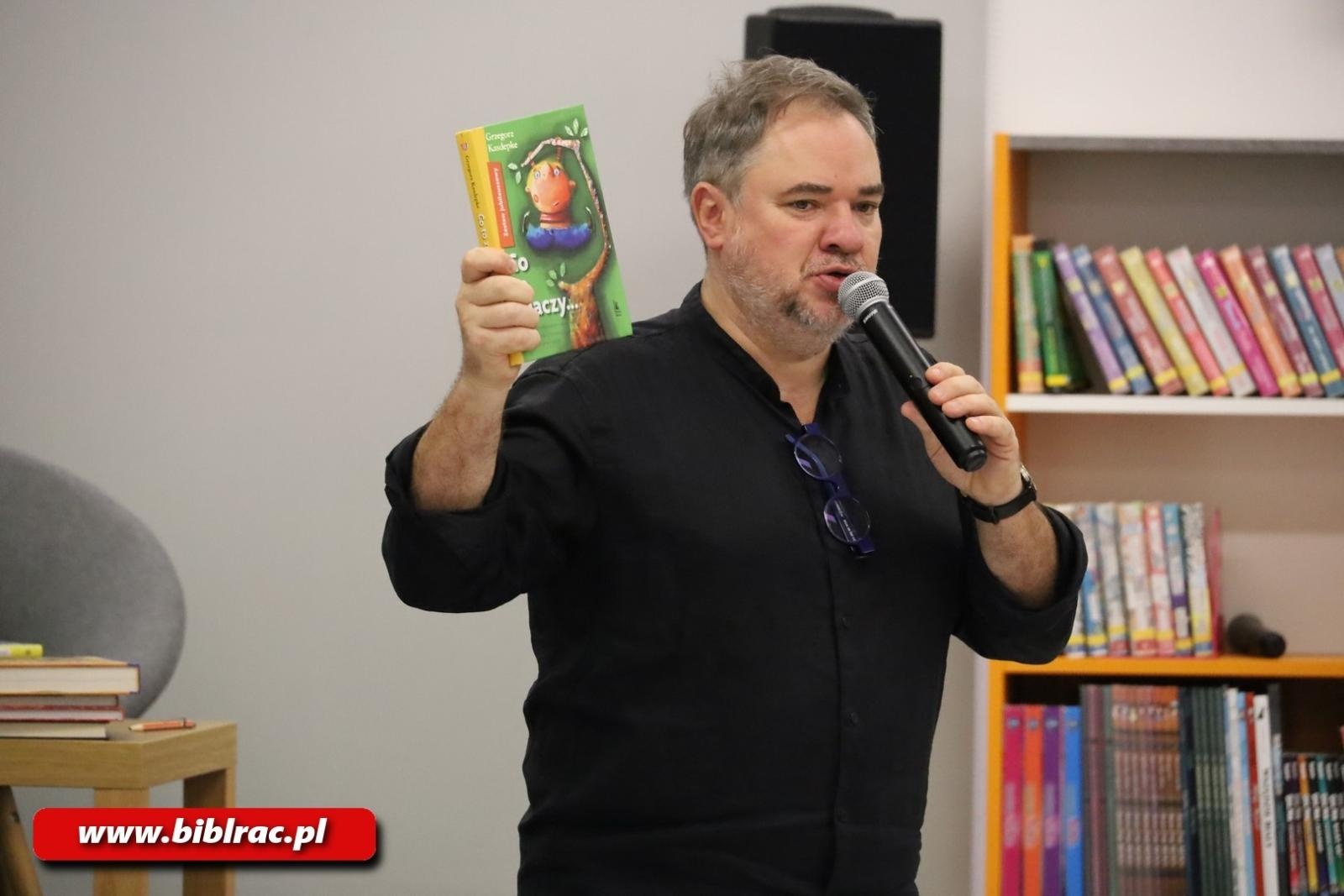 Zdjęcie w galerii na portalu naszraciborz.pl: Grzegorz Kasdepke oczarował młodych czytelników w bibliotece wiadomości z regionu
