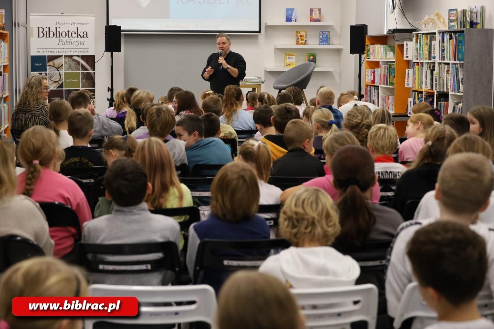 Zdjęcie w galerii na portalu naszraciborz.pl: Grzegorz Kasdepke oczarował młodych czytelników w bibliotece wiadomości z regionu