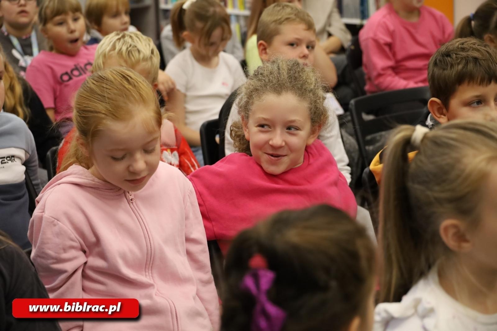 Zdjęcie w galerii na portalu naszraciborz.pl: Grzegorz Kasdepke oczarował młodych czytelników w bibliotece wiadomości z regionu