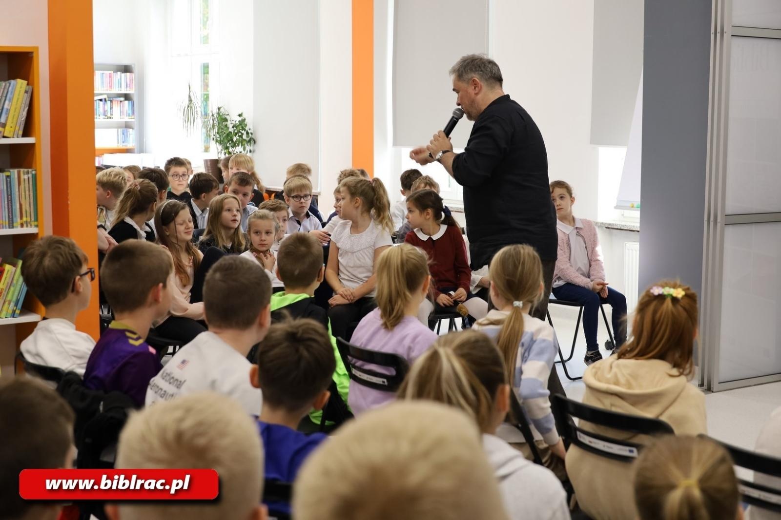 Zdjęcie w galerii na portalu naszraciborz.pl: Grzegorz Kasdepke oczarował młodych czytelników w bibliotece wiadomości z regionu