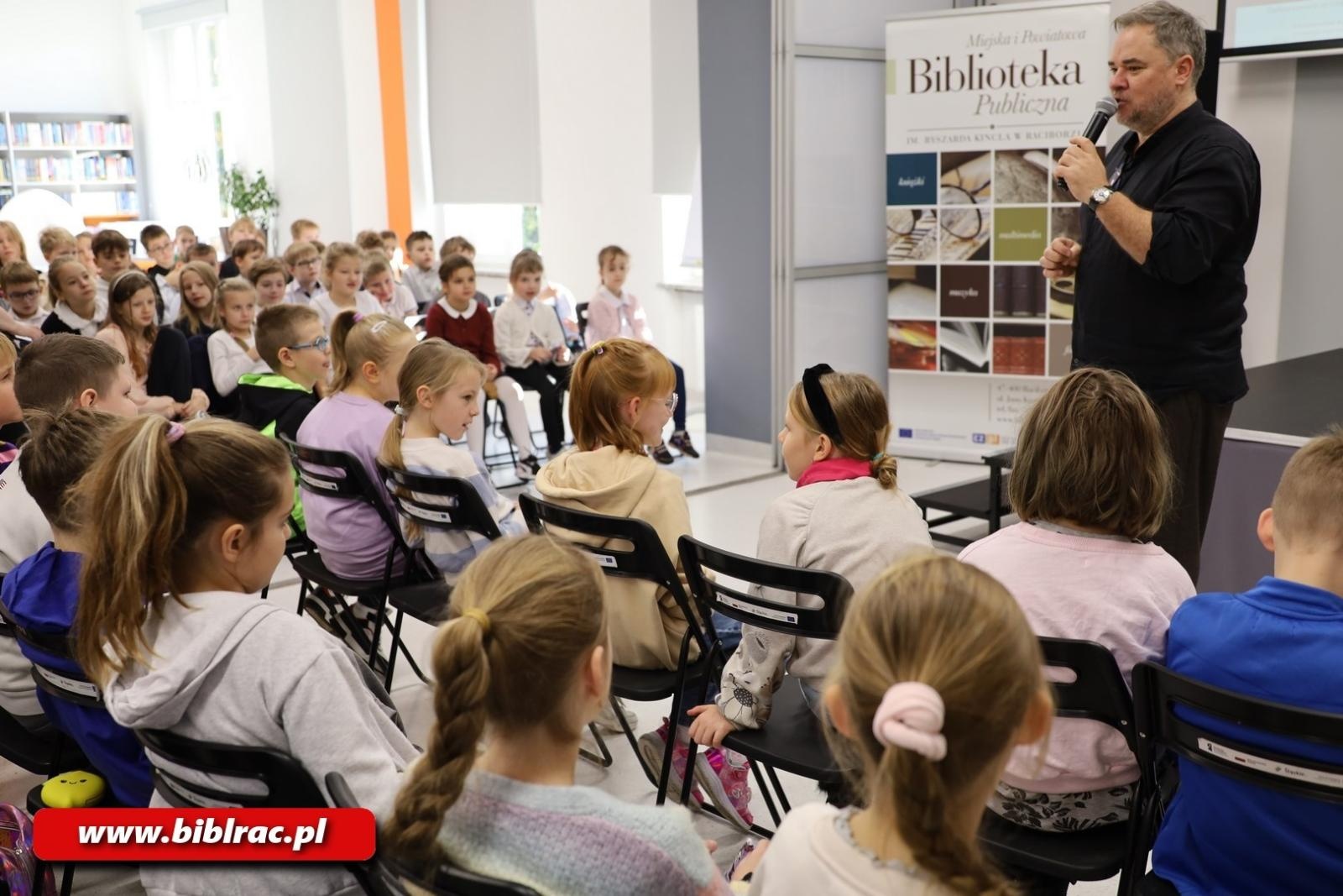 Zdjęcie w galerii na portalu naszraciborz.pl: Grzegorz Kasdepke oczarował młodych czytelników w bibliotece wiadomości z regionu