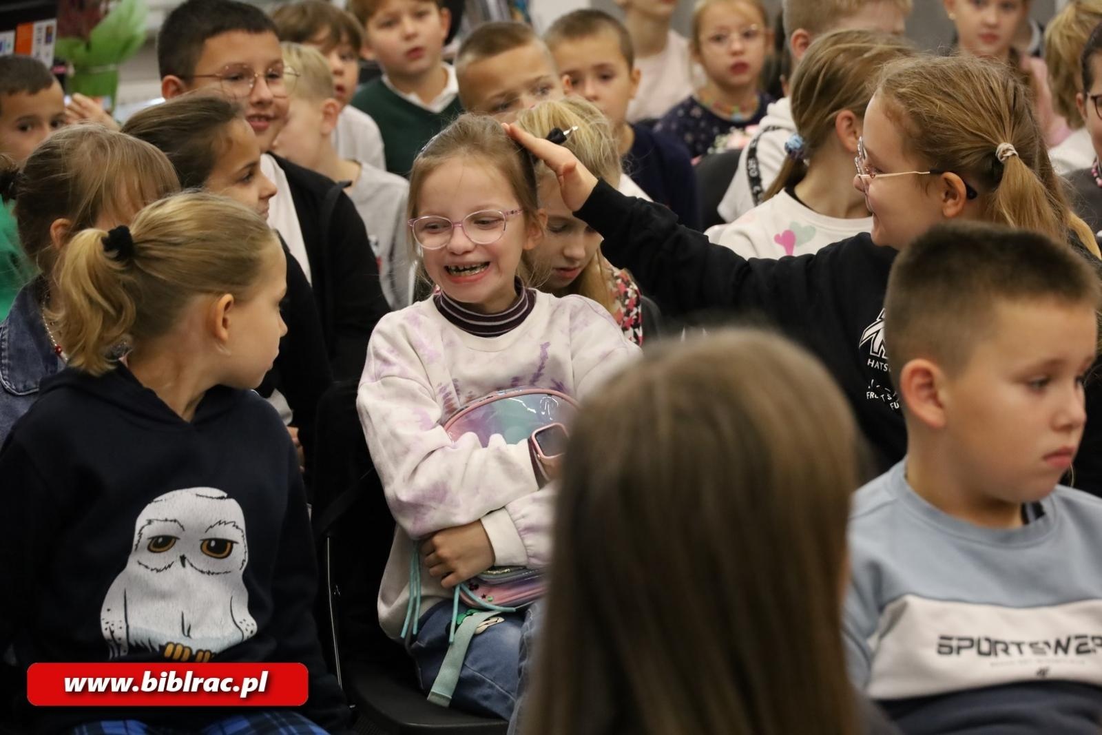 Zdjęcie w galerii na portalu naszraciborz.pl: Grzegorz Kasdepke oczarował młodych czytelników w bibliotece wiadomości z regionu
