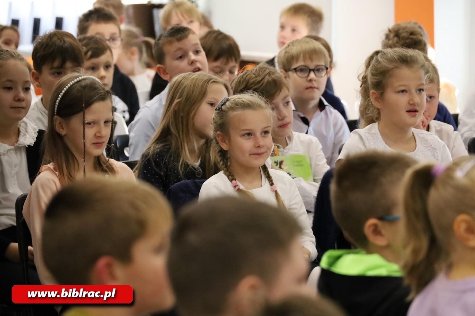 Zdjęcie w galerii na portalu naszraciborz.pl: Grzegorz Kasdepke oczarował młodych czytelników w bibliotece wiadomości z regionu