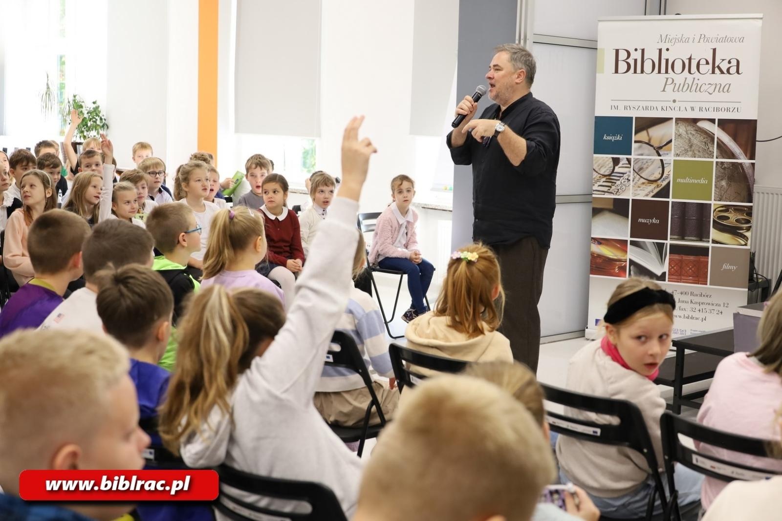 Zdjęcie w galerii na portalu naszraciborz.pl: Grzegorz Kasdepke oczarował młodych czytelników w bibliotece wiadomości z regionu