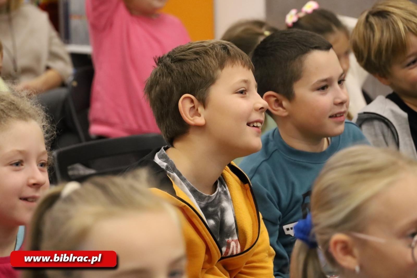 Zdjęcie w galerii na portalu naszraciborz.pl: Grzegorz Kasdepke oczarował młodych czytelników w bibliotece wiadomości z regionu