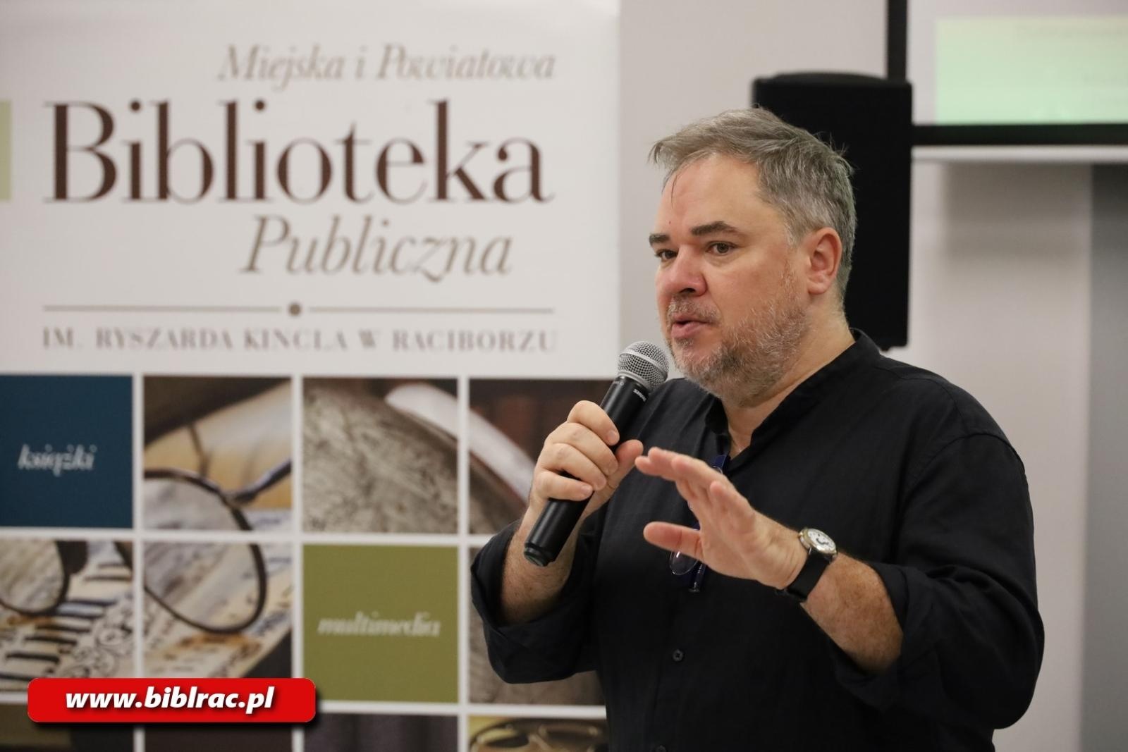 Zdjęcie w galerii na portalu naszraciborz.pl: Grzegorz Kasdepke oczarował młodych czytelników w bibliotece wiadomości z regionu