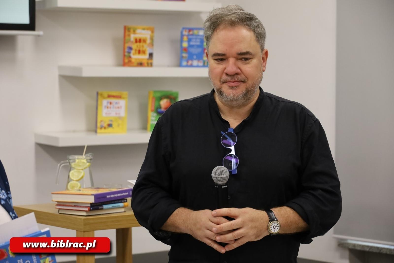 Zdjęcie w galerii na portalu naszraciborz.pl: Grzegorz Kasdepke oczarował młodych czytelników w bibliotece wiadomości z regionu