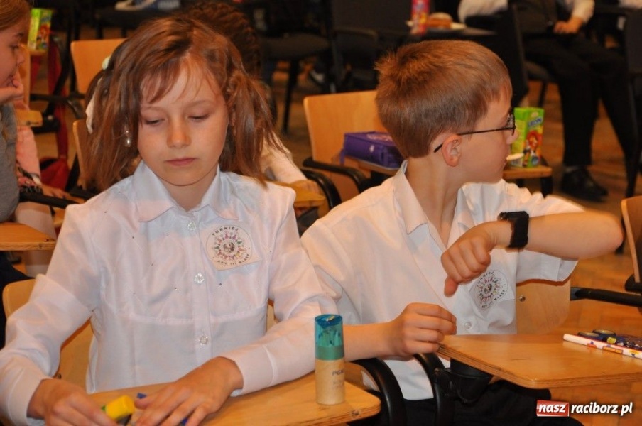 Zdjęcie w galerii na portalu naszraciborz.pl:  Asy III klasy - może przyszli nobliści wiadomości z regionu