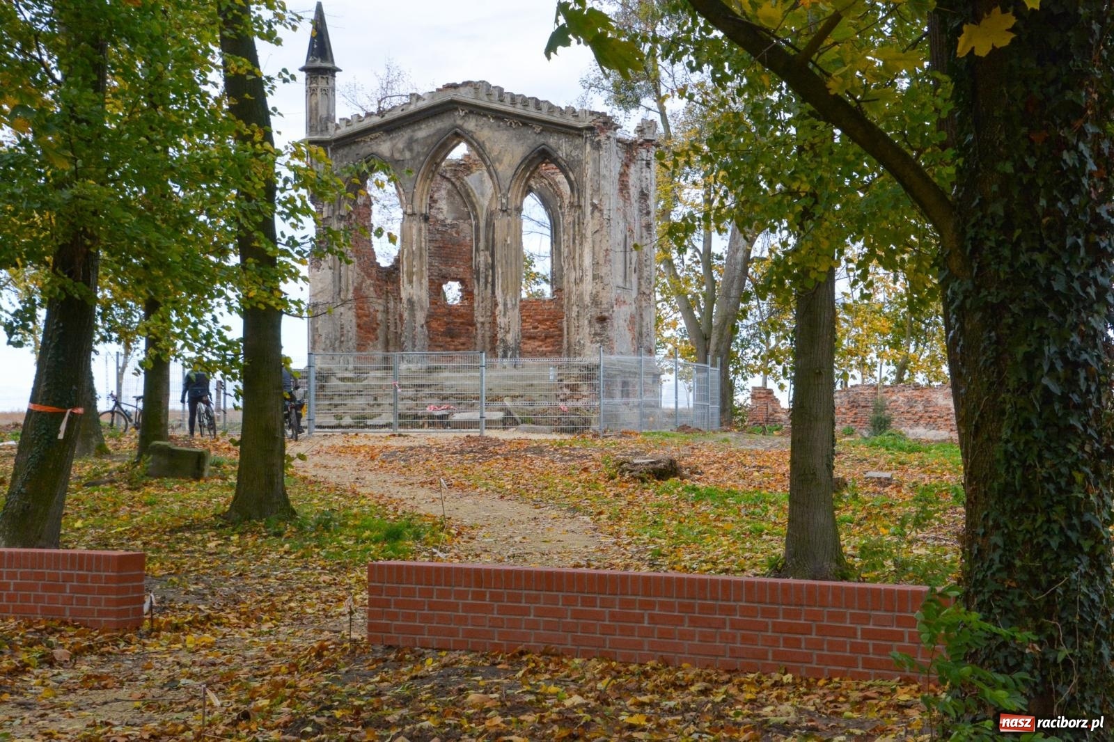 Zdjęcie w galerii na portalu naszraciborz.pl: Nowe oblicze parku przy pałacu w Sławikowie – rekreacja, przyroda i historia w harmonii wiadomości z regionu