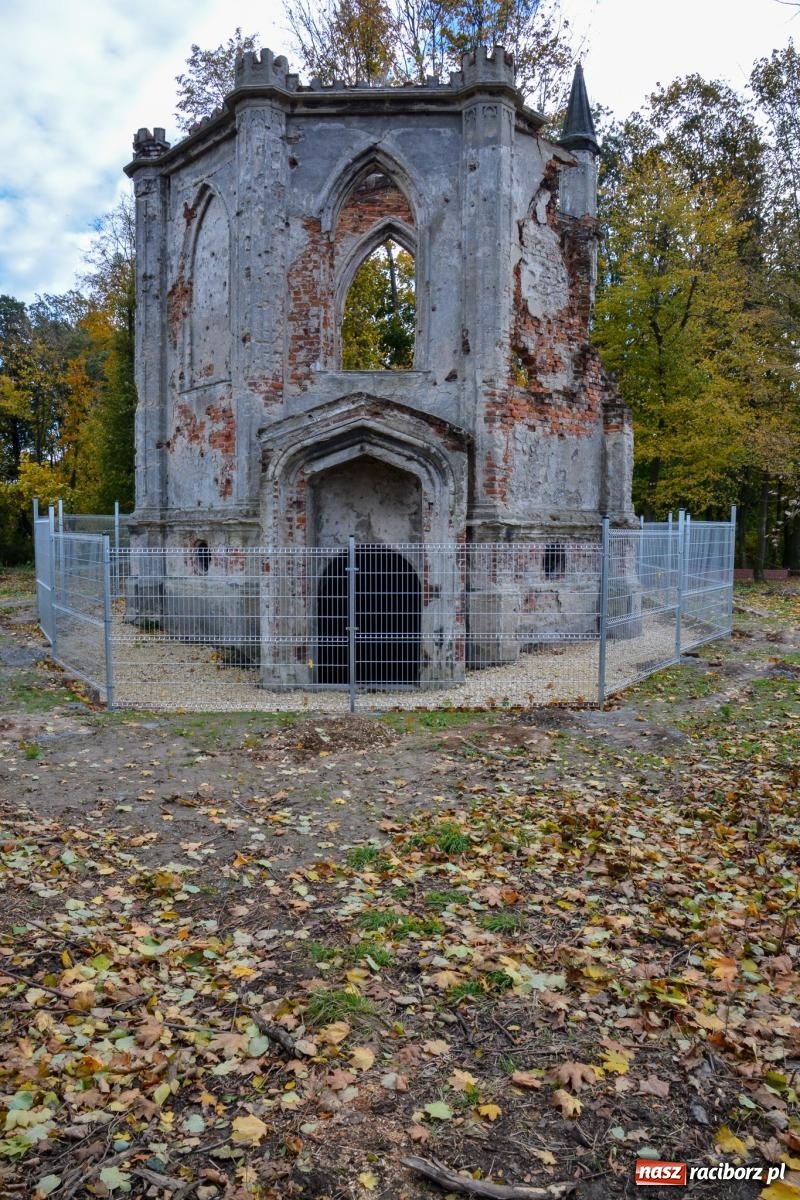 Zdjęcie w galerii na portalu naszraciborz.pl: Nowe oblicze parku przy pałacu w Sławikowie – rekreacja, przyroda i historia w harmonii wiadomości z regionu