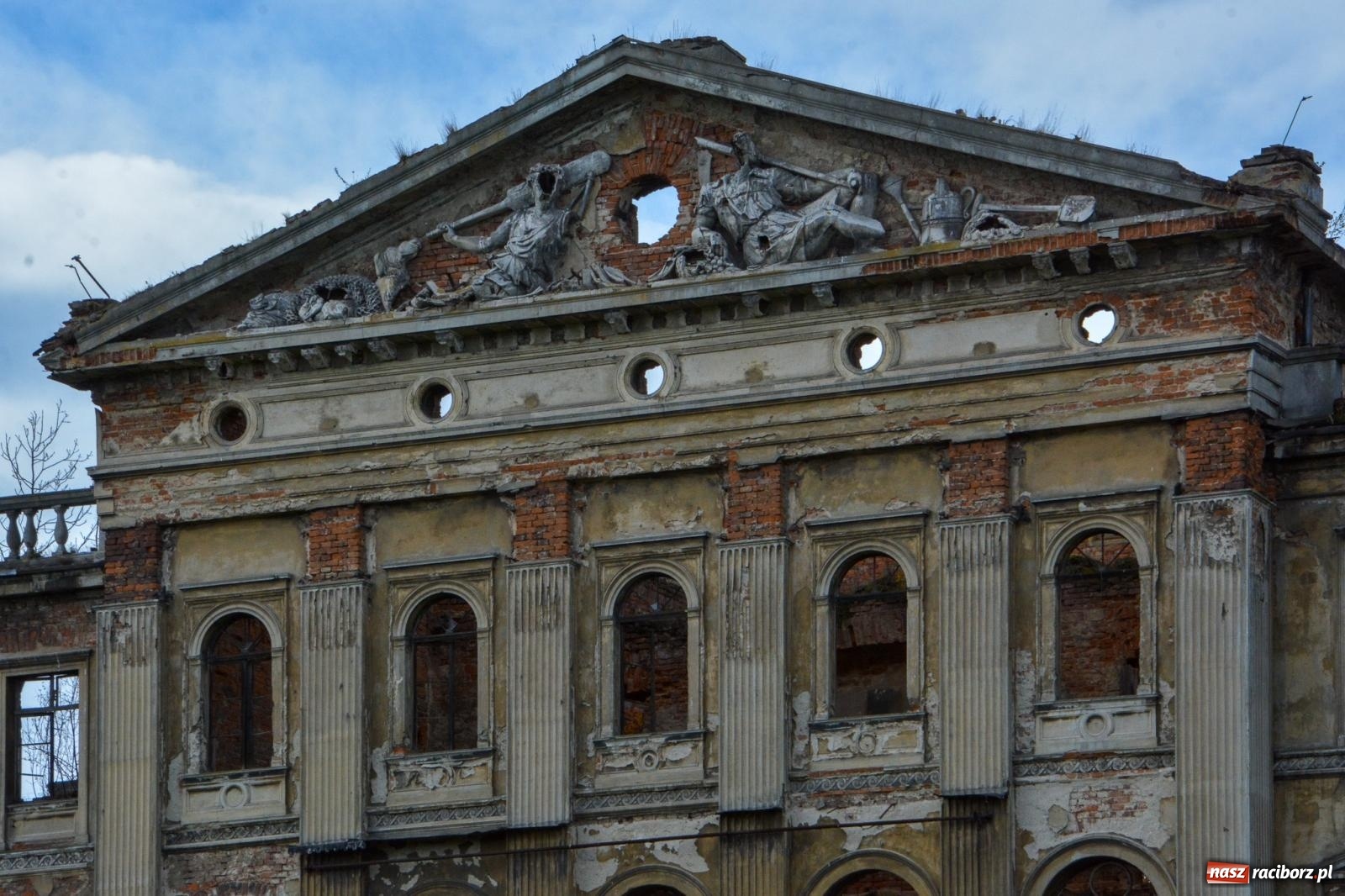 Zdjęcie w galerii na portalu naszraciborz.pl: Nowe oblicze parku przy pałacu w Sławikowie – rekreacja, przyroda i historia w harmonii wiadomości z regionu
