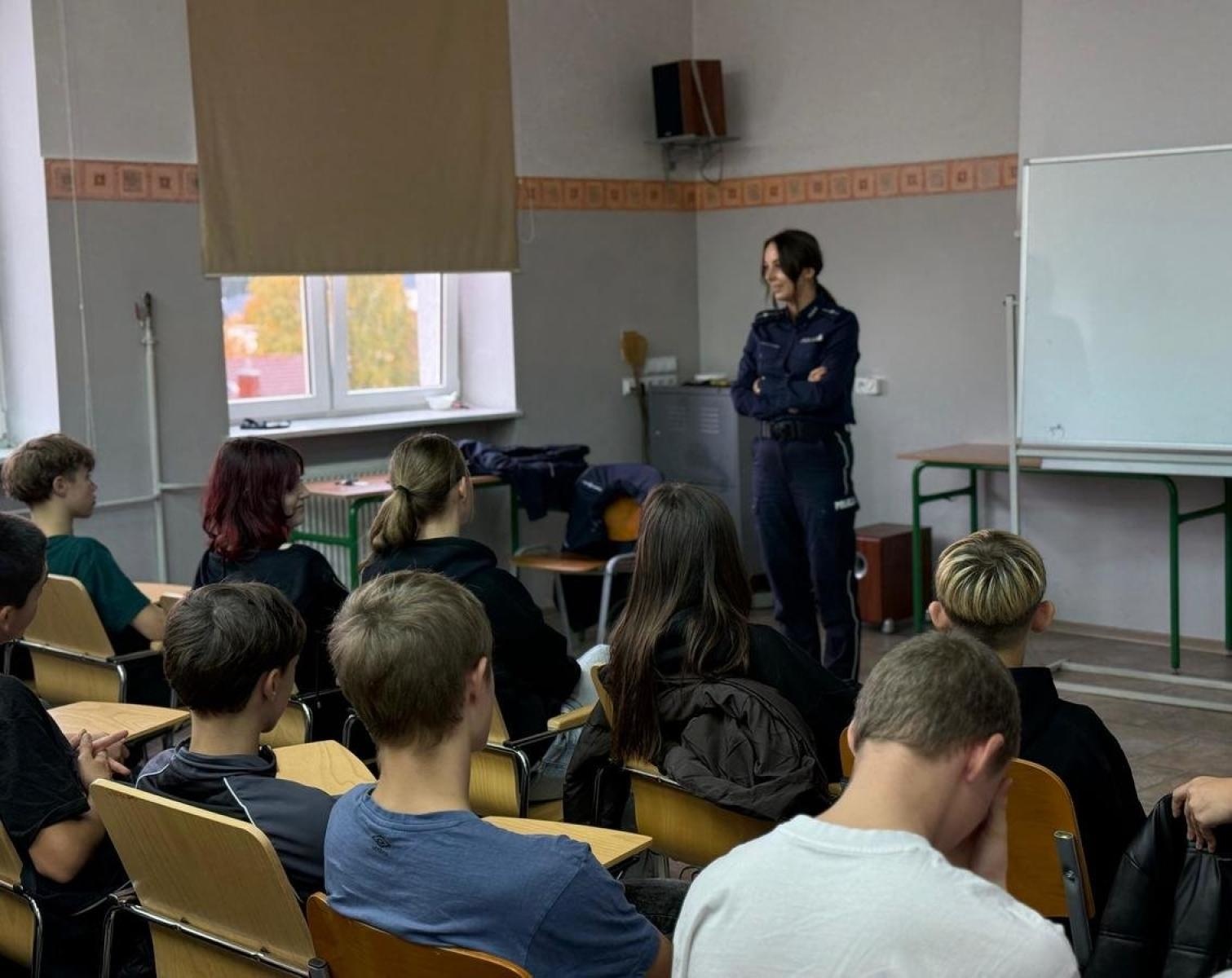 Zdjęcie w galerii na portalu naszraciborz.pl: Przemoc rówieśnicza i hejt – policjanci z Raciborza mówią uczniom o odpowiedzialności wiadomości z regionu