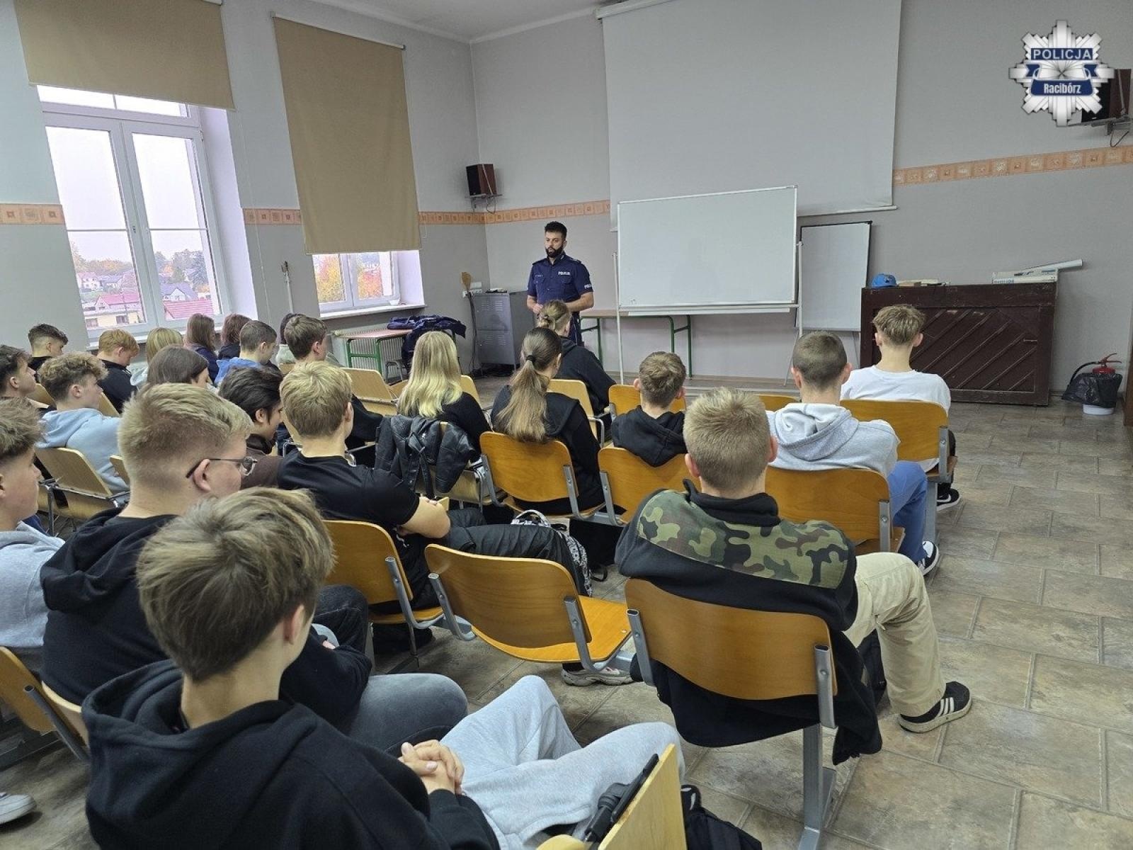 Zdjęcie w galerii na portalu naszraciborz.pl: Przemoc rówieśnicza i hejt – policjanci z Raciborza mówią uczniom o odpowiedzialności wiadomości z regionu