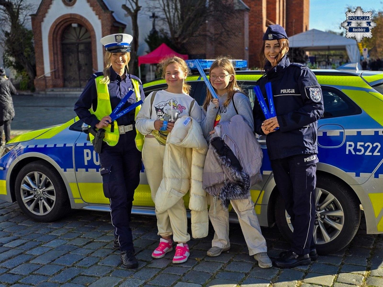 Zdjęcie w galerii na portalu naszraciborz.pl: Świeć przykładem – noś odblaski! – raciborscy policjanci przypominają o bezpieczeństwie pieszych wiadomości z regionu
