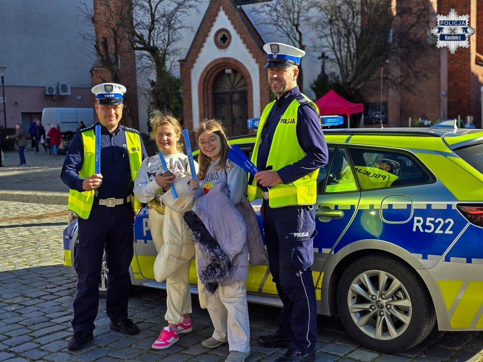 Zdjęcie w galerii na portalu naszraciborz.pl: Świeć przykładem – noś odblaski! – raciborscy policjanci przypominają o bezpieczeństwie pieszych wiadomości z regionu