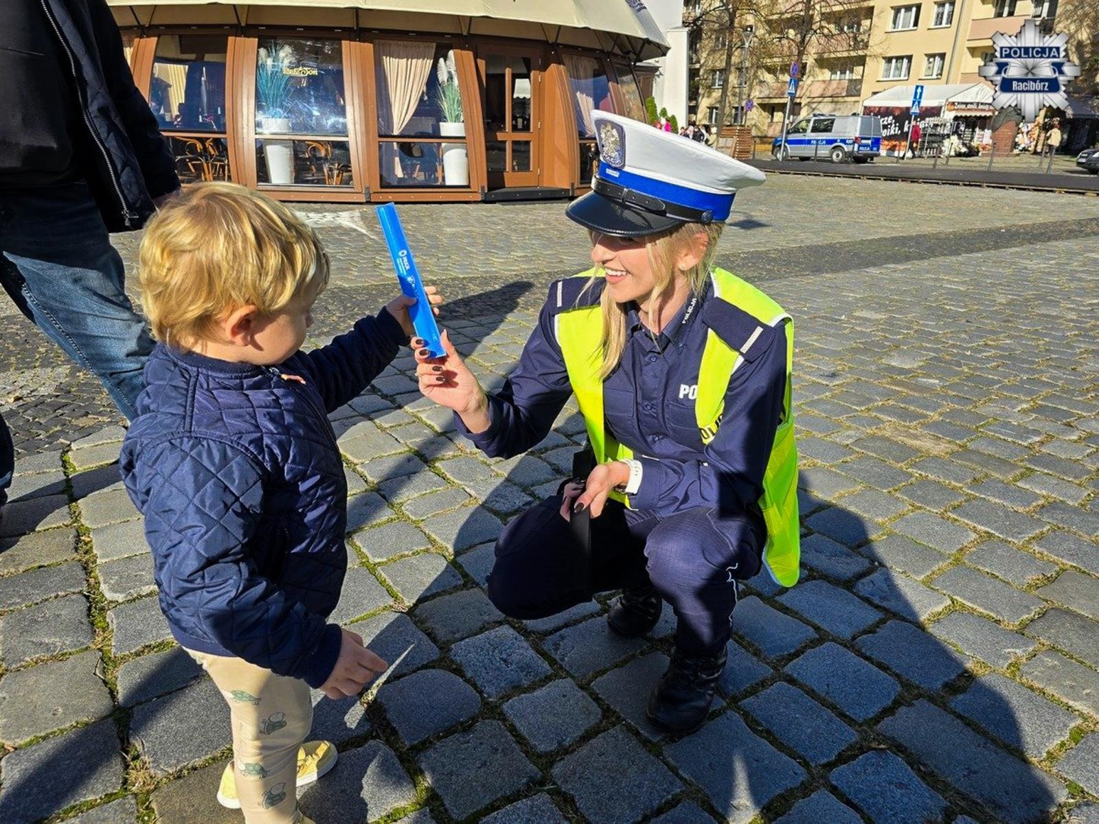 Zdjęcie w galerii na portalu naszraciborz.pl: Świeć przykładem – noś odblaski! – raciborscy policjanci przypominają o bezpieczeństwie pieszych wiadomości z regionu
