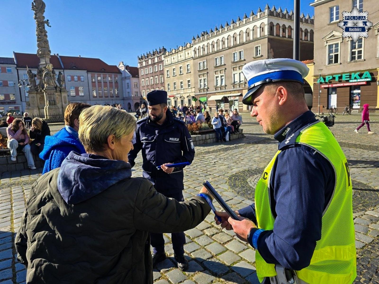 Zdjęcie w galerii na portalu naszraciborz.pl: Świeć przykładem – noś odblaski! – raciborscy policjanci przypominają o bezpieczeństwie pieszych wiadomości z regionu