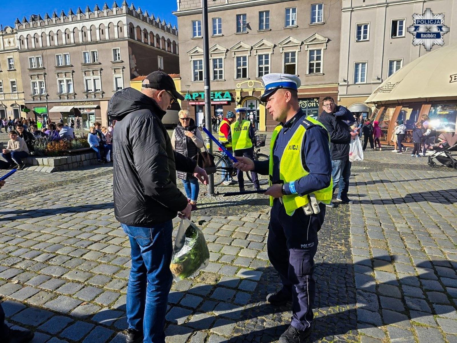 Zdjęcie w galerii na portalu naszraciborz.pl: Świeć przykładem – noś odblaski! – raciborscy policjanci przypominają o bezpieczeństwie pieszych wiadomości z regionu