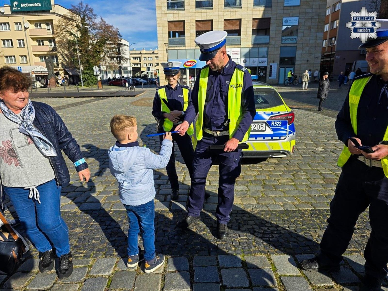 Zdjęcie w galerii na portalu naszraciborz.pl: Świeć przykładem – noś odblaski! – raciborscy policjanci przypominają o bezpieczeństwie pieszych wiadomości z regionu