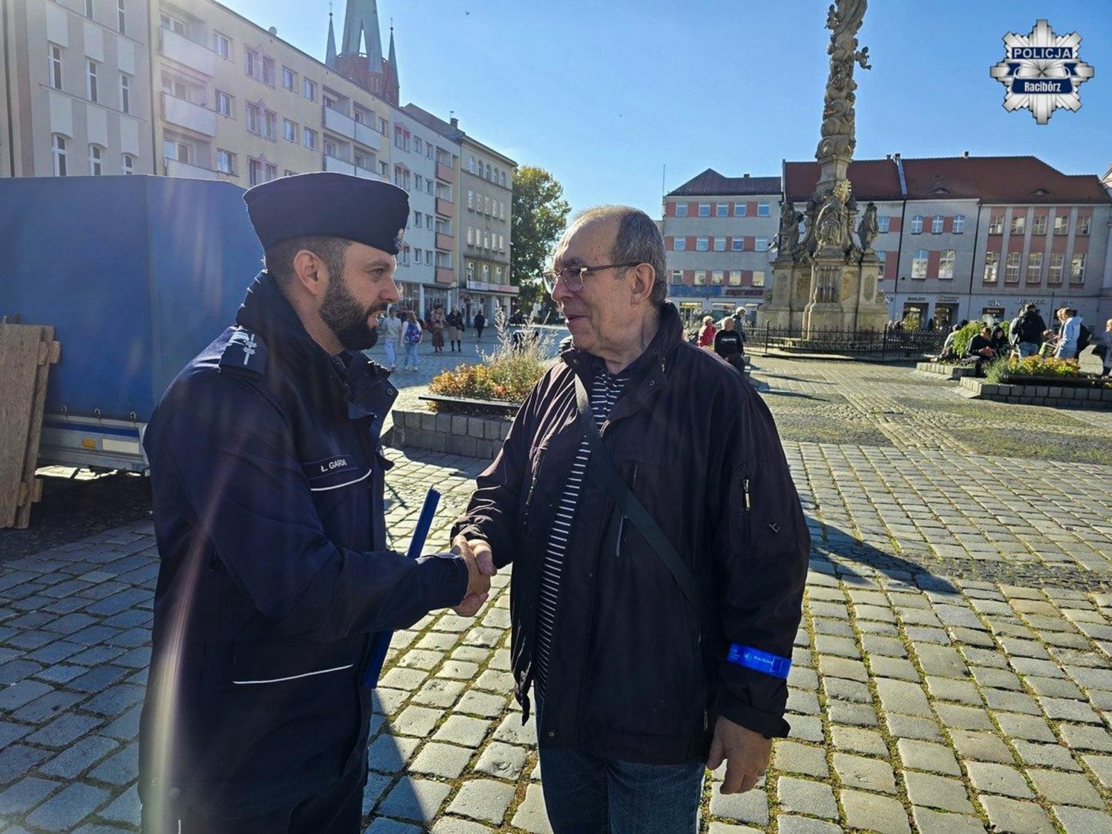 Zdjęcie w galerii na portalu naszraciborz.pl: Świeć przykładem – noś odblaski! – raciborscy policjanci przypominają o bezpieczeństwie pieszych wiadomości z regionu