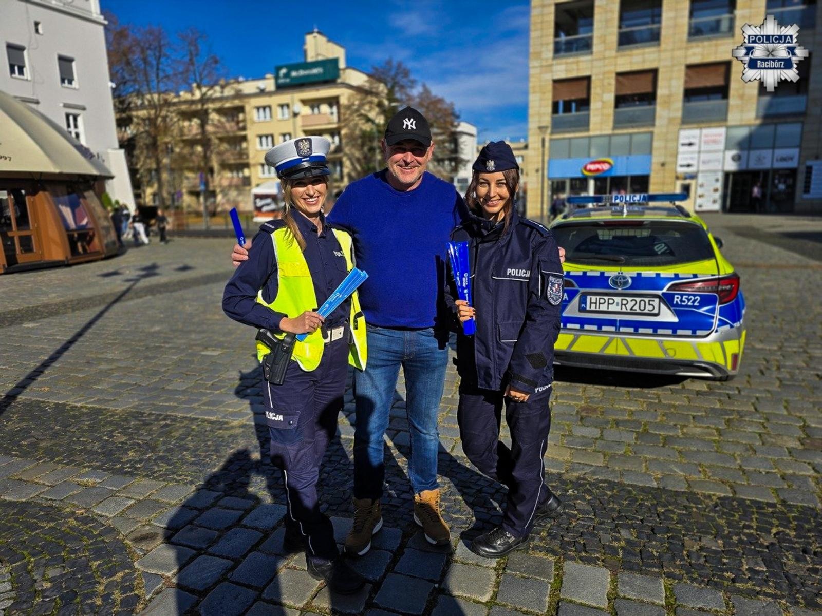 Zdjęcie w galerii na portalu naszraciborz.pl: Świeć przykładem – noś odblaski! – raciborscy policjanci przypominają o bezpieczeństwie pieszych wiadomości z regionu
