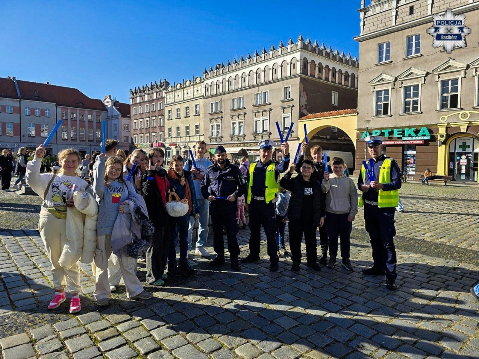 Zdjęcie w galerii na portalu naszraciborz.pl: Świeć przykładem – noś odblaski! – raciborscy policjanci przypominają o bezpieczeństwie pieszych wiadomości z regionu