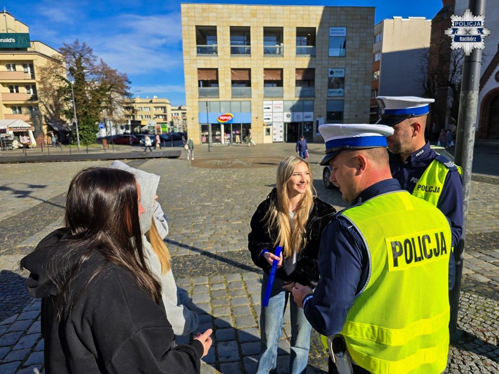 Zdjęcie w galerii na portalu naszraciborz.pl: Świeć przykładem – noś odblaski! – raciborscy policjanci przypominają o bezpieczeństwie pieszych wiadomości z regionu