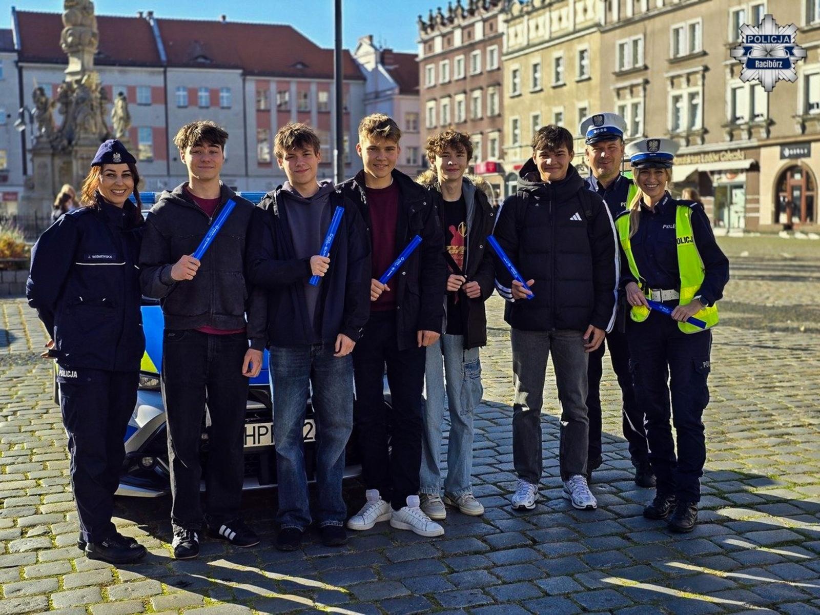 Zdjęcie w galerii na portalu naszraciborz.pl: Świeć przykładem – noś odblaski! – raciborscy policjanci przypominają o bezpieczeństwie pieszych wiadomości z regionu