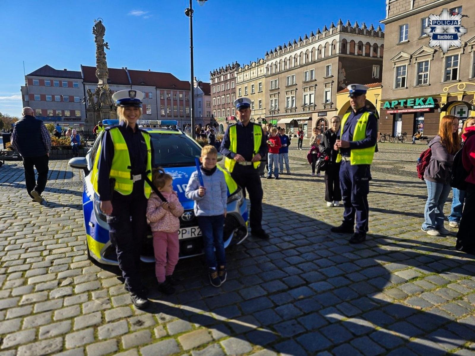 Zdjęcie w galerii na portalu naszraciborz.pl: Świeć przykładem – noś odblaski! – raciborscy policjanci przypominają o bezpieczeństwie pieszych wiadomości z regionu