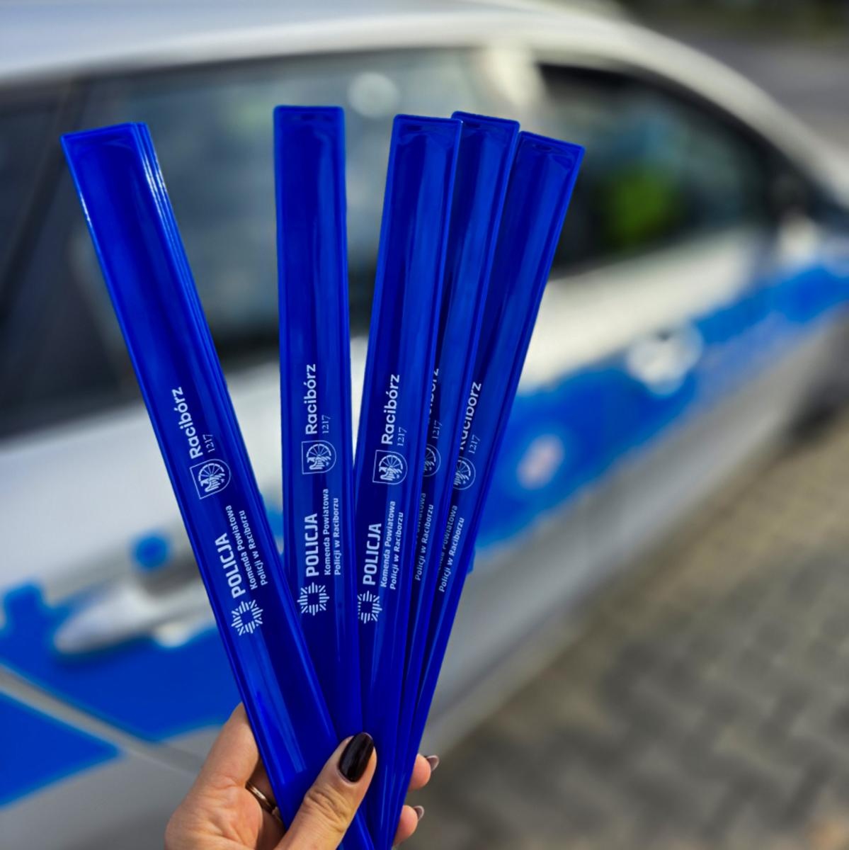 Zdjęcie w galerii na portalu naszraciborz.pl: Świeć przykładem – noś odblaski! – raciborscy policjanci przypominają o bezpieczeństwie pieszych wiadomości z regionu