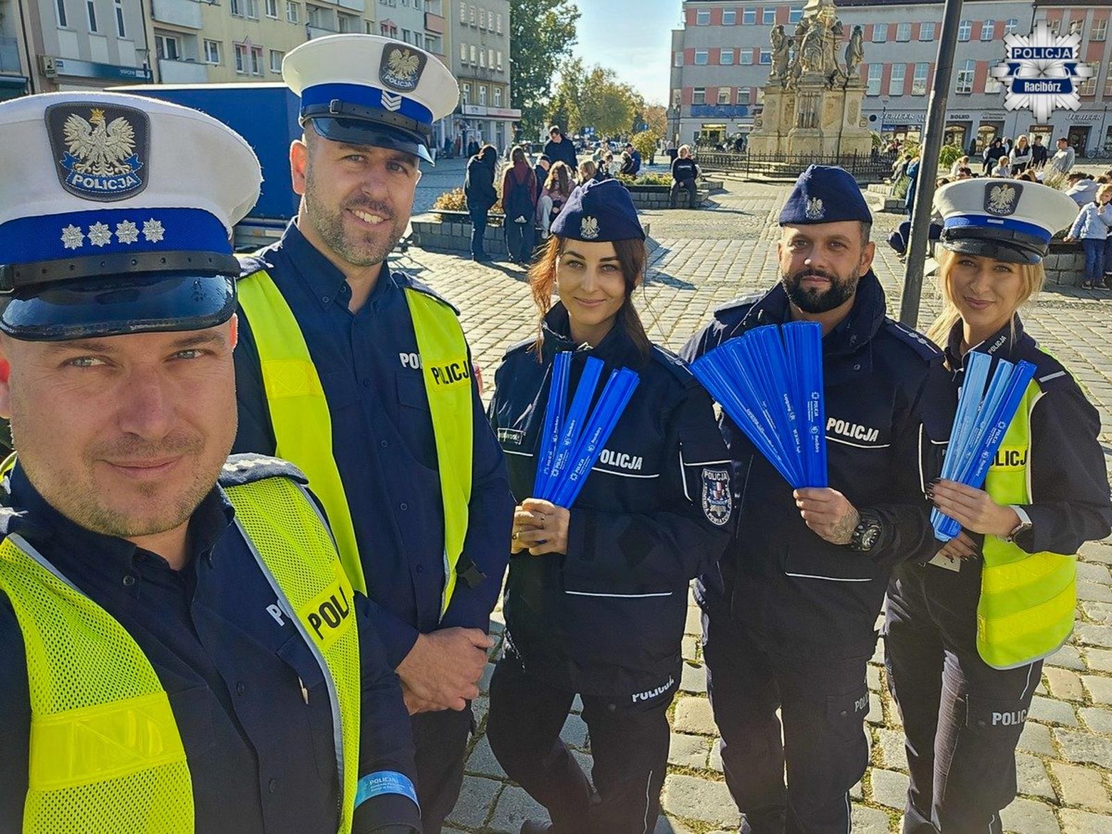Zdjęcie w galerii na portalu naszraciborz.pl: Świeć przykładem – noś odblaski! – raciborscy policjanci przypominają o bezpieczeństwie pieszych wiadomości z regionu