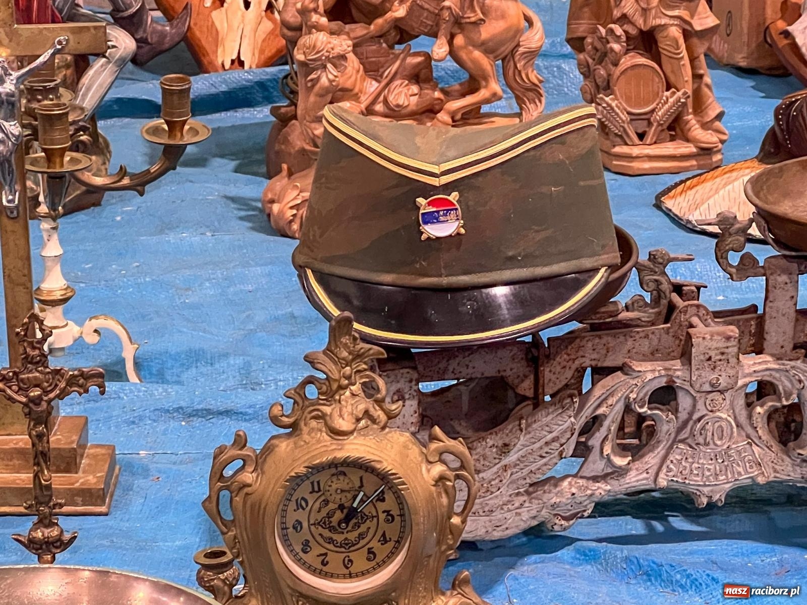 Zdjęcie w galerii na portalu naszraciborz.pl: Targ staroci w Pietrowicach Wielkich. Jeden z kupców mówi o nowej gorączce wśród kupujących wiadomości z regionu