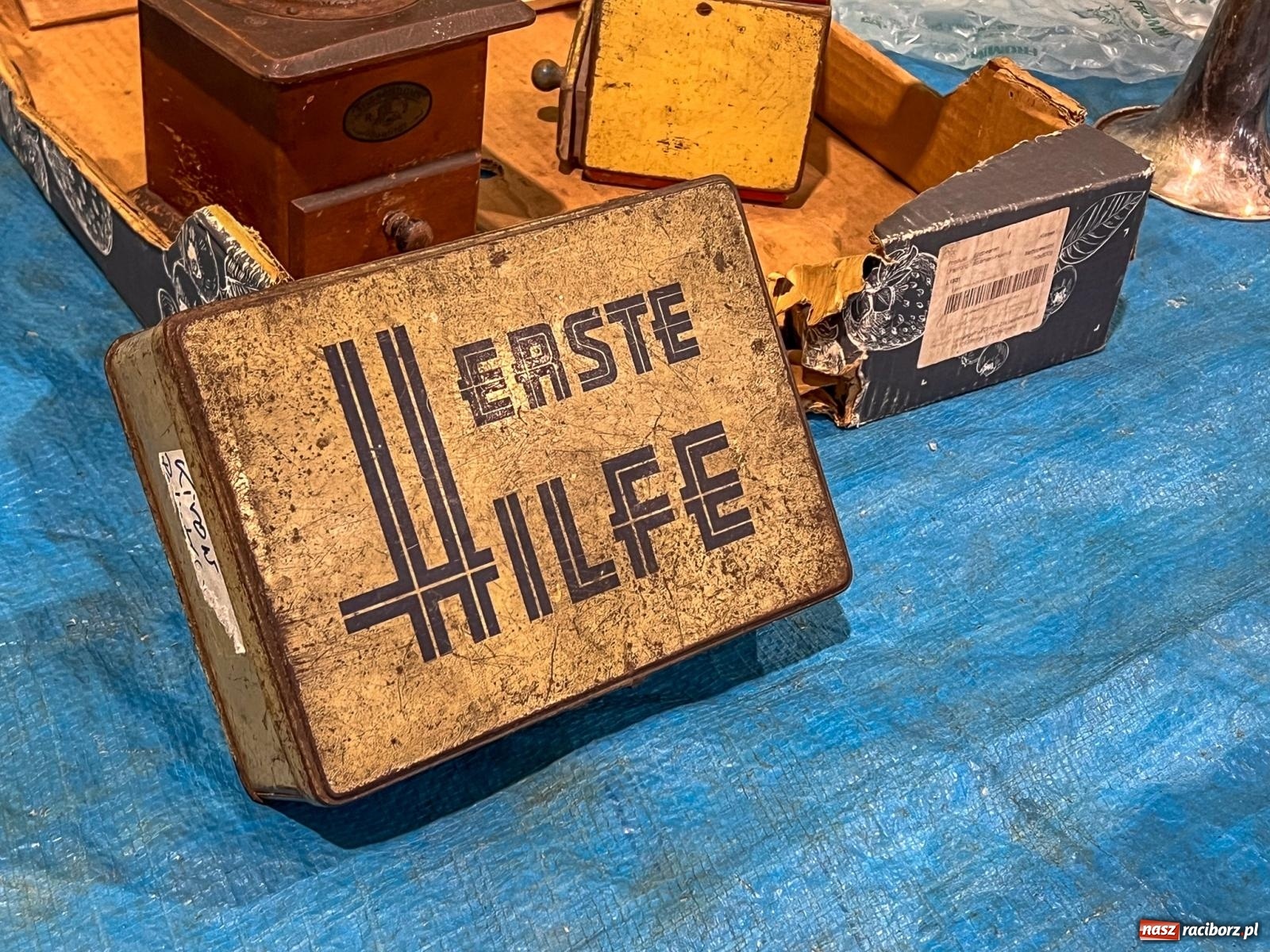 Zdjęcie w galerii na portalu naszraciborz.pl: Targ staroci w Pietrowicach Wielkich. Jeden z kupców mówi o nowej gorączce wśród kupujących wiadomości z regionu