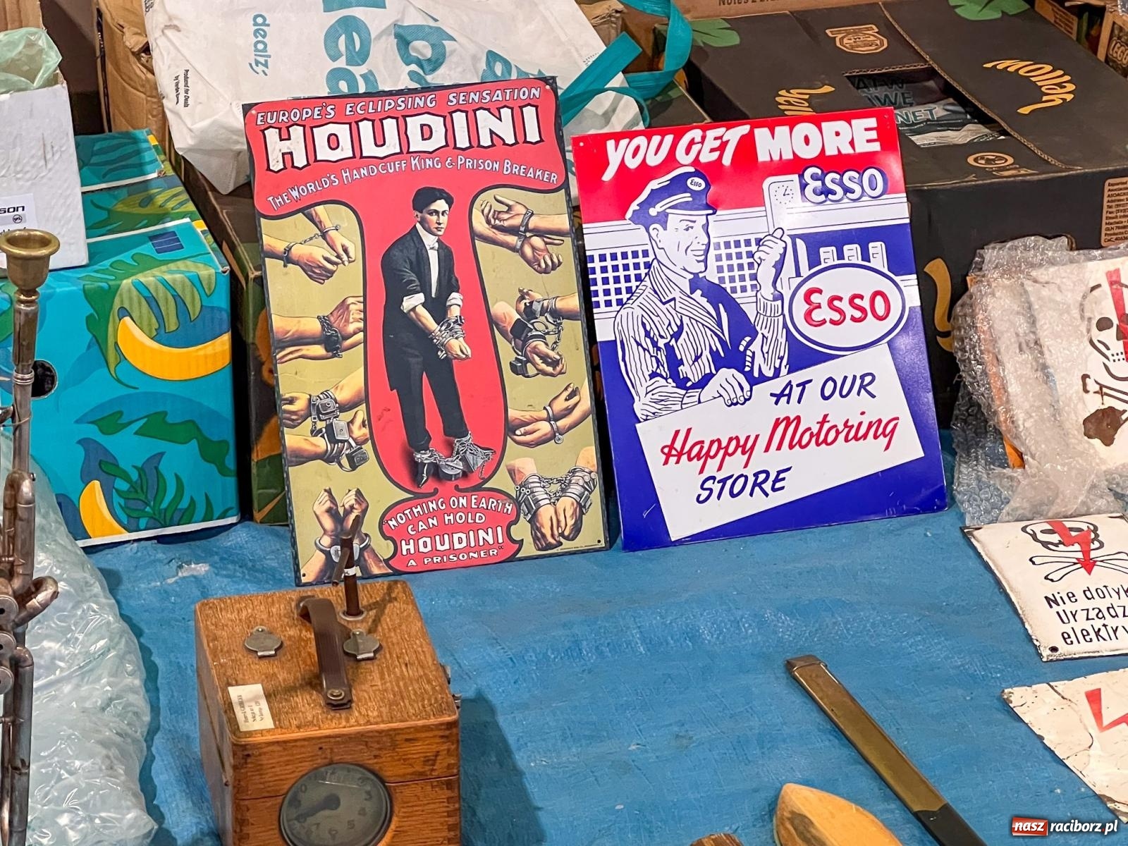 Zdjęcie w galerii na portalu naszraciborz.pl: Targ staroci w Pietrowicach Wielkich. Jeden z kupców mówi o nowej gorączce wśród kupujących wiadomości z regionu