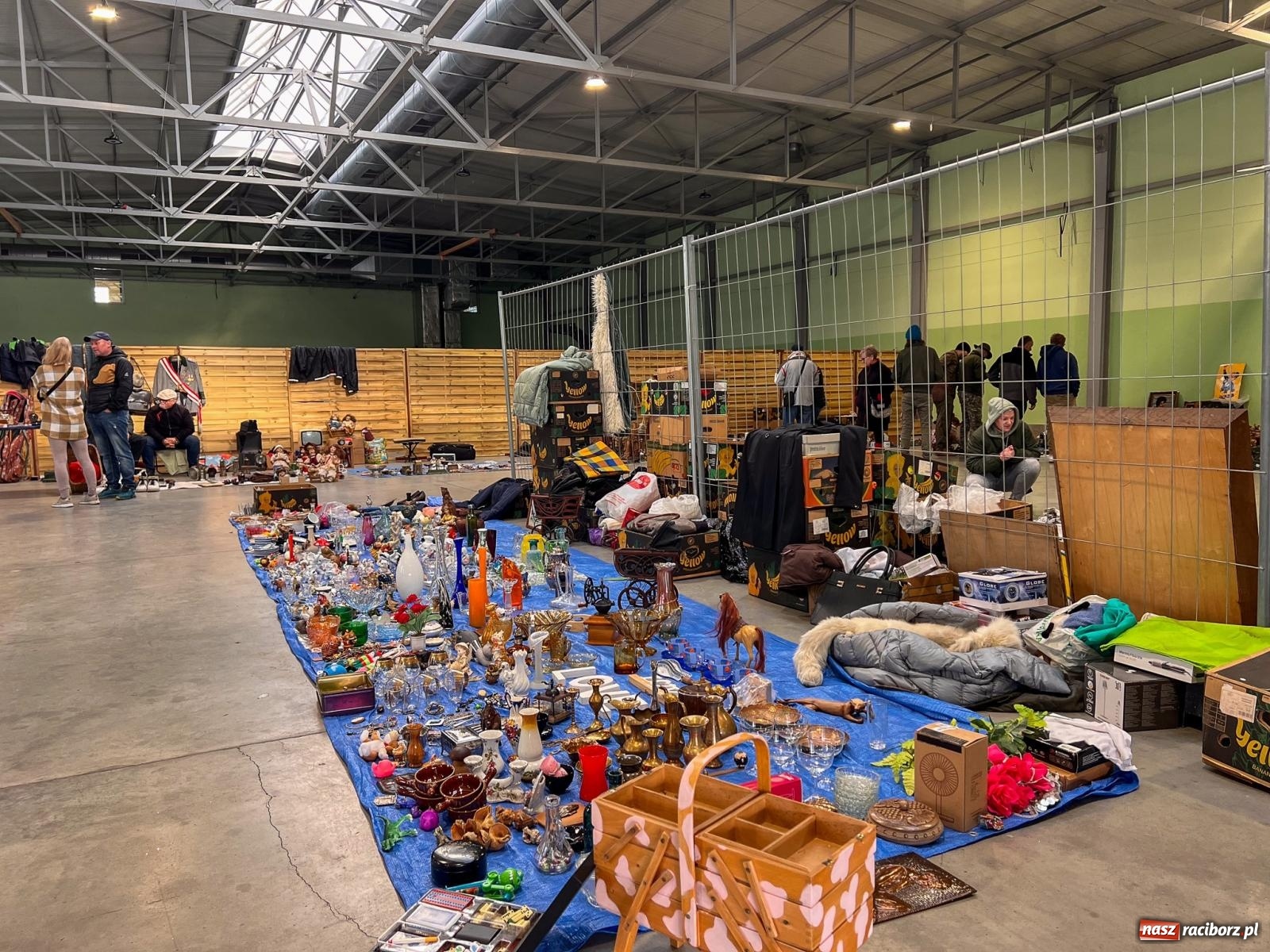 Zdjęcie w galerii na portalu naszraciborz.pl: Targ staroci w Pietrowicach Wielkich. Jeden z kupców mówi o nowej gorączce wśród kupujących wiadomości z regionu