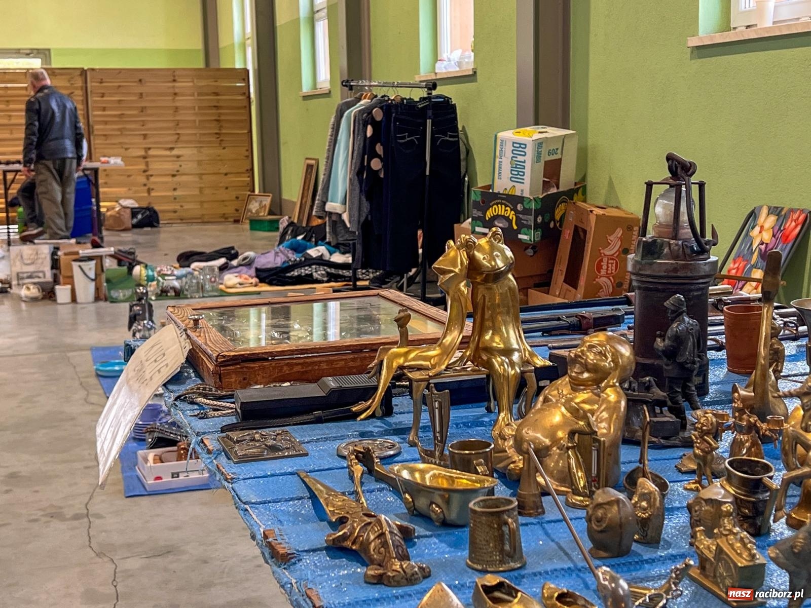 Zdjęcie w galerii na portalu naszraciborz.pl: Targ staroci w Pietrowicach Wielkich. Jeden z kupców mówi o nowej gorączce wśród kupujących wiadomości z regionu