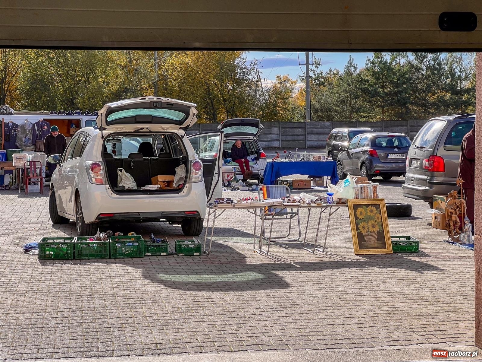 Zdjęcie w galerii na portalu naszraciborz.pl: Targ staroci w Pietrowicach Wielkich. Jeden z kupców mówi o nowej gorączce wśród kupujących wiadomości z regionu