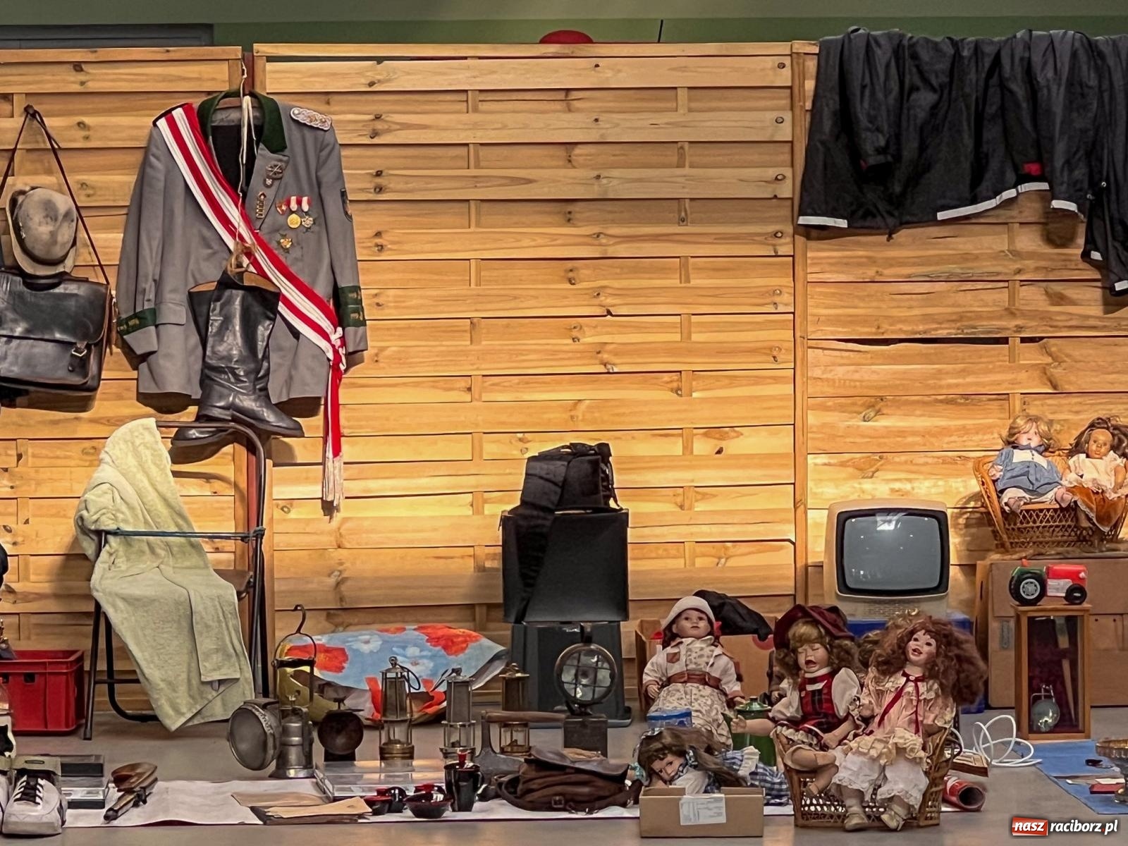 Zdjęcie w galerii na portalu naszraciborz.pl: Targ staroci w Pietrowicach Wielkich. Jeden z kupców mówi o nowej gorączce wśród kupujących wiadomości z regionu