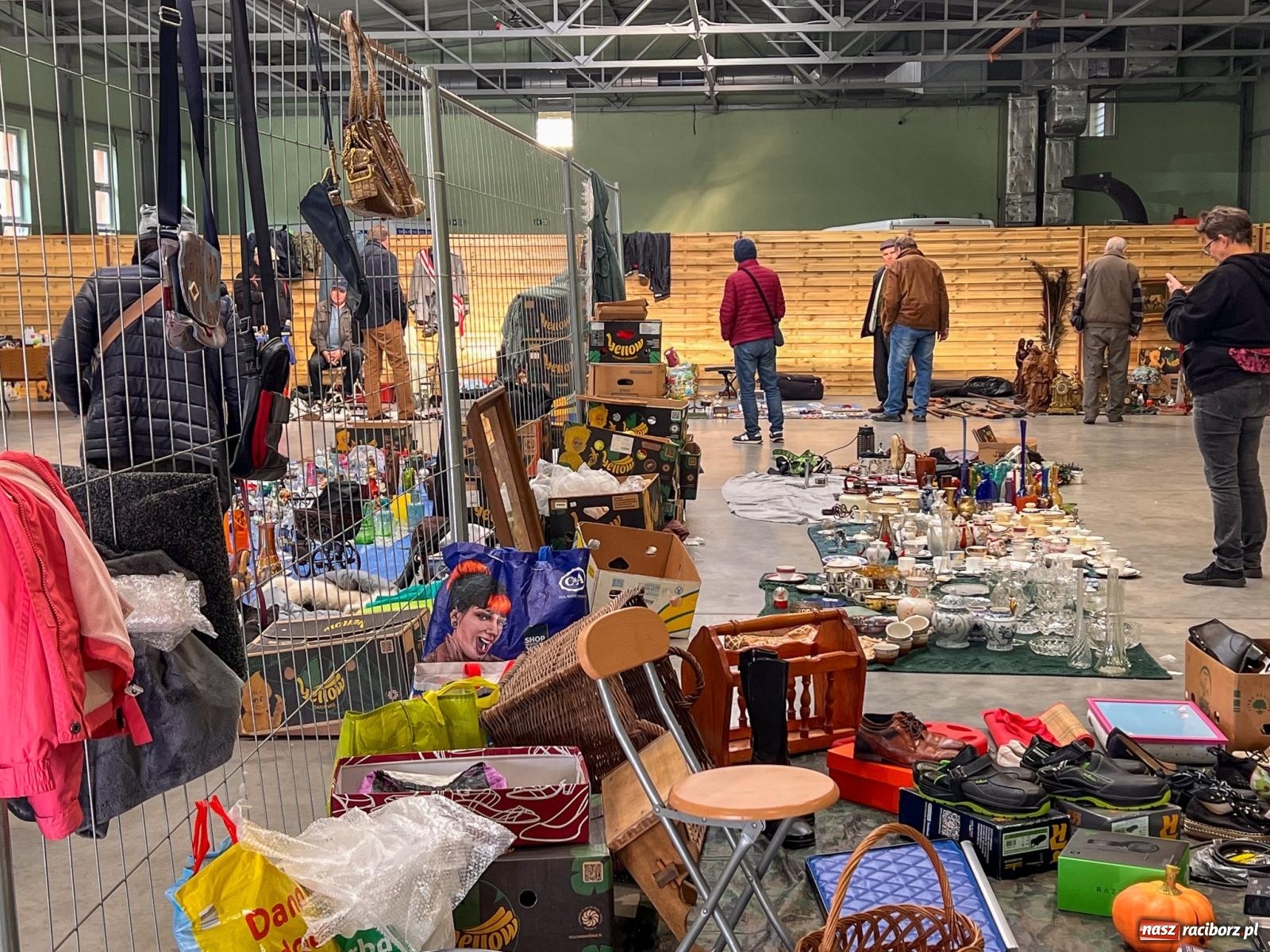 Zdjęcie w galerii na portalu naszraciborz.pl: Targ staroci w Pietrowicach Wielkich. Jeden z kupców mówi o nowej gorączce wśród kupujących wiadomości z regionu