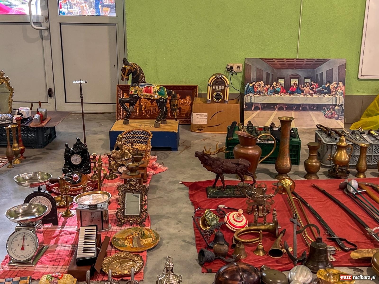 Zdjęcie w galerii na portalu naszraciborz.pl: Targ staroci w Pietrowicach Wielkich. Jeden z kupców mówi o nowej gorączce wśród kupujących wiadomości z regionu