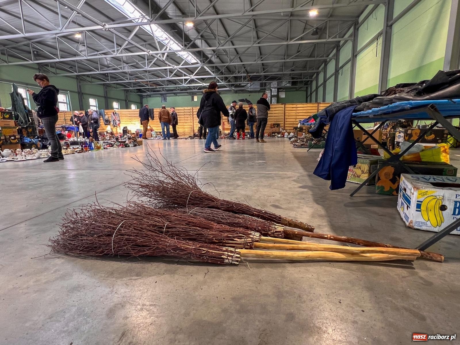 Zdjęcie w galerii na portalu naszraciborz.pl: Targ staroci w Pietrowicach Wielkich. Jeden z kupców mówi o nowej gorączce wśród kupujących wiadomości z regionu