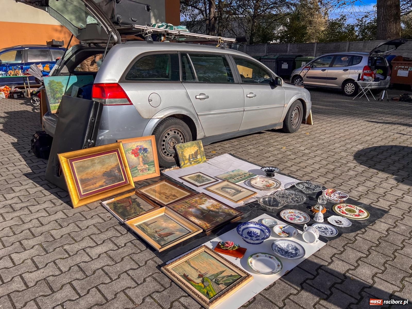 Zdjęcie w galerii na portalu naszraciborz.pl: Targ staroci w Pietrowicach Wielkich. Jeden z kupców mówi o nowej gorączce wśród kupujących wiadomości z regionu