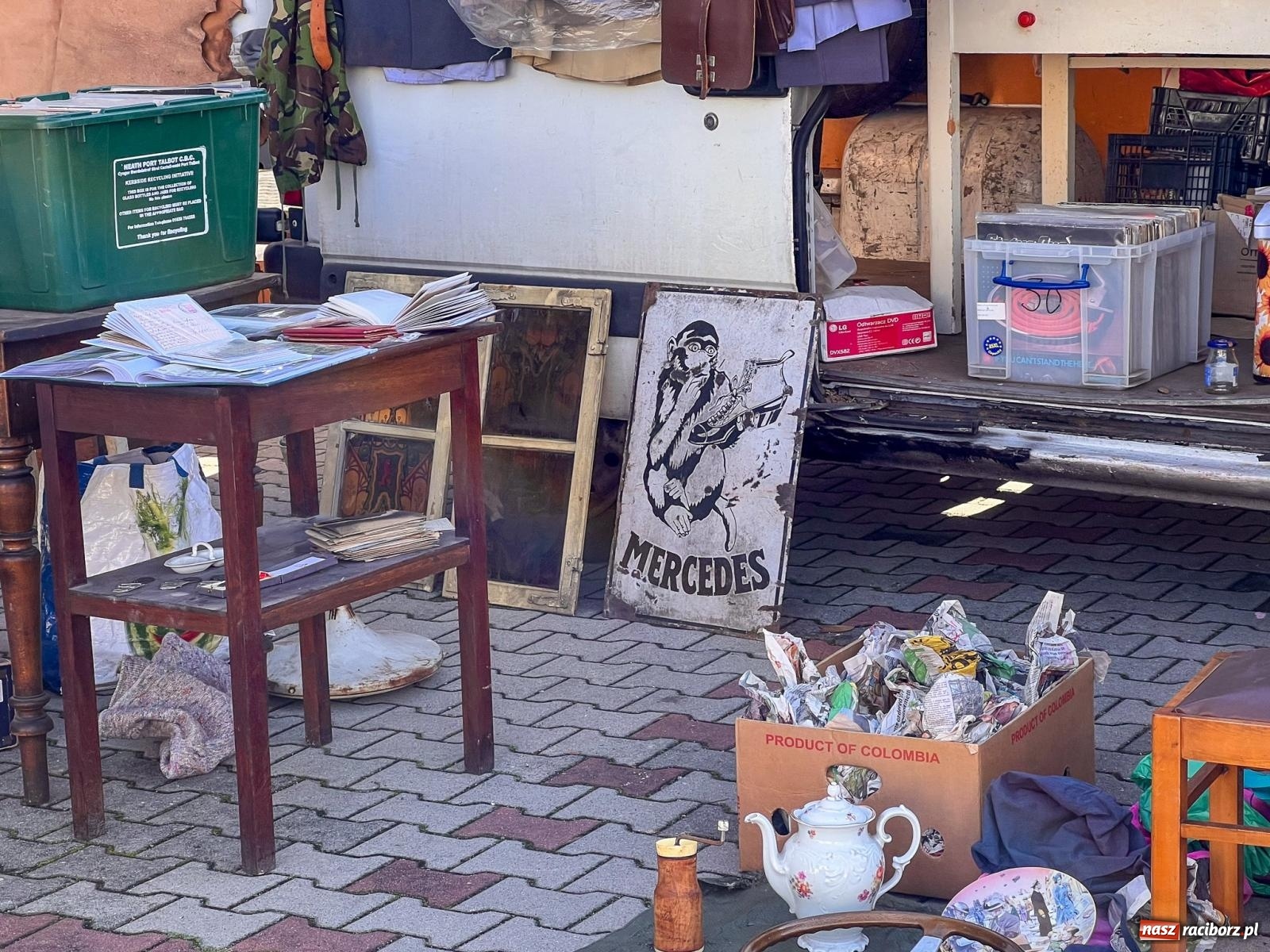 Zdjęcie w galerii na portalu naszraciborz.pl: Targ staroci w Pietrowicach Wielkich. Jeden z kupców mówi o nowej gorączce wśród kupujących wiadomości z regionu