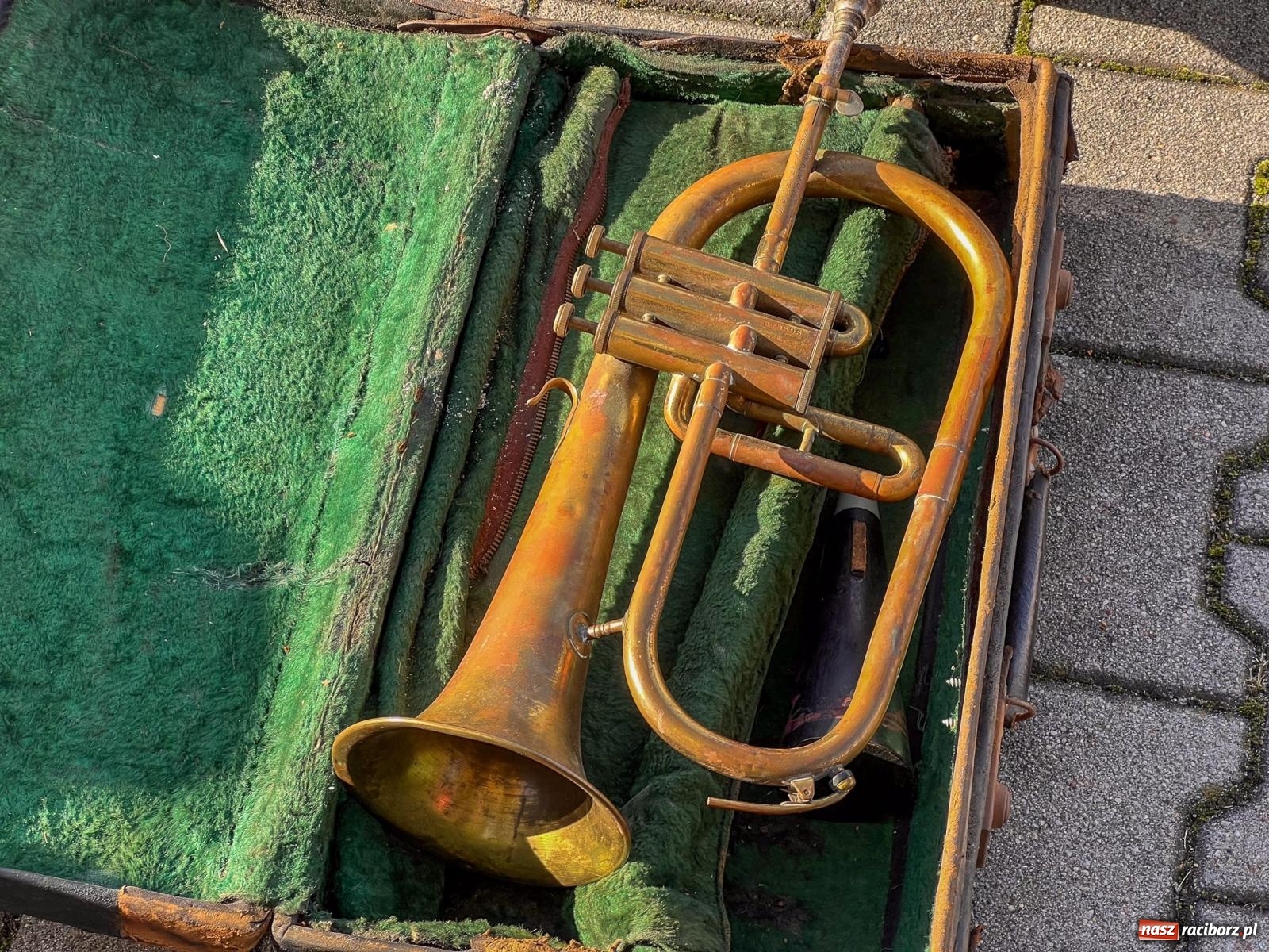 Zdjęcie w galerii na portalu naszraciborz.pl: Targ staroci w Pietrowicach Wielkich. Jeden z kupców mówi o nowej gorączce wśród kupujących wiadomości z regionu