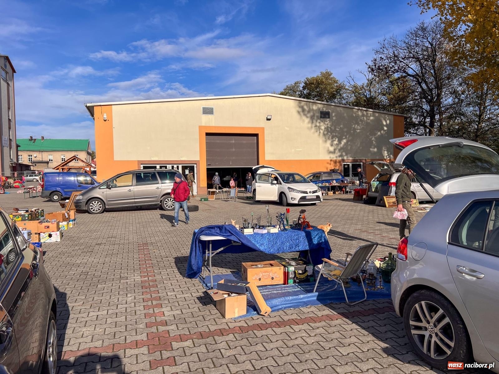 Zdjęcie w galerii na portalu naszraciborz.pl: Targ staroci w Pietrowicach Wielkich. Jeden z kupców mówi o nowej gorączce wśród kupujących wiadomości z regionu