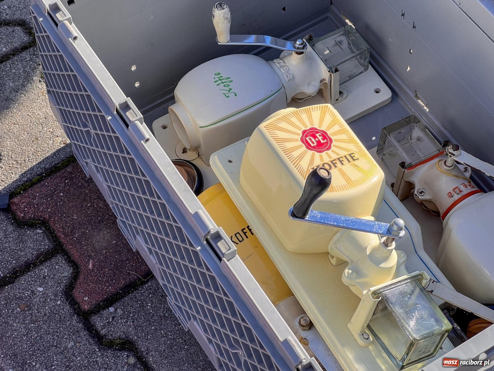 Zdjęcie w galerii na portalu naszraciborz.pl: Targ staroci w Pietrowicach Wielkich. Jeden z kupców mówi o nowej gorączce wśród kupujących wiadomości z regionu