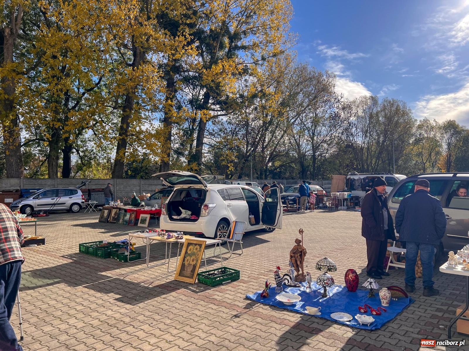 Zdjęcie w galerii na portalu naszraciborz.pl: Targ staroci w Pietrowicach Wielkich. Jeden z kupców mówi o nowej gorączce wśród kupujących wiadomości z regionu
