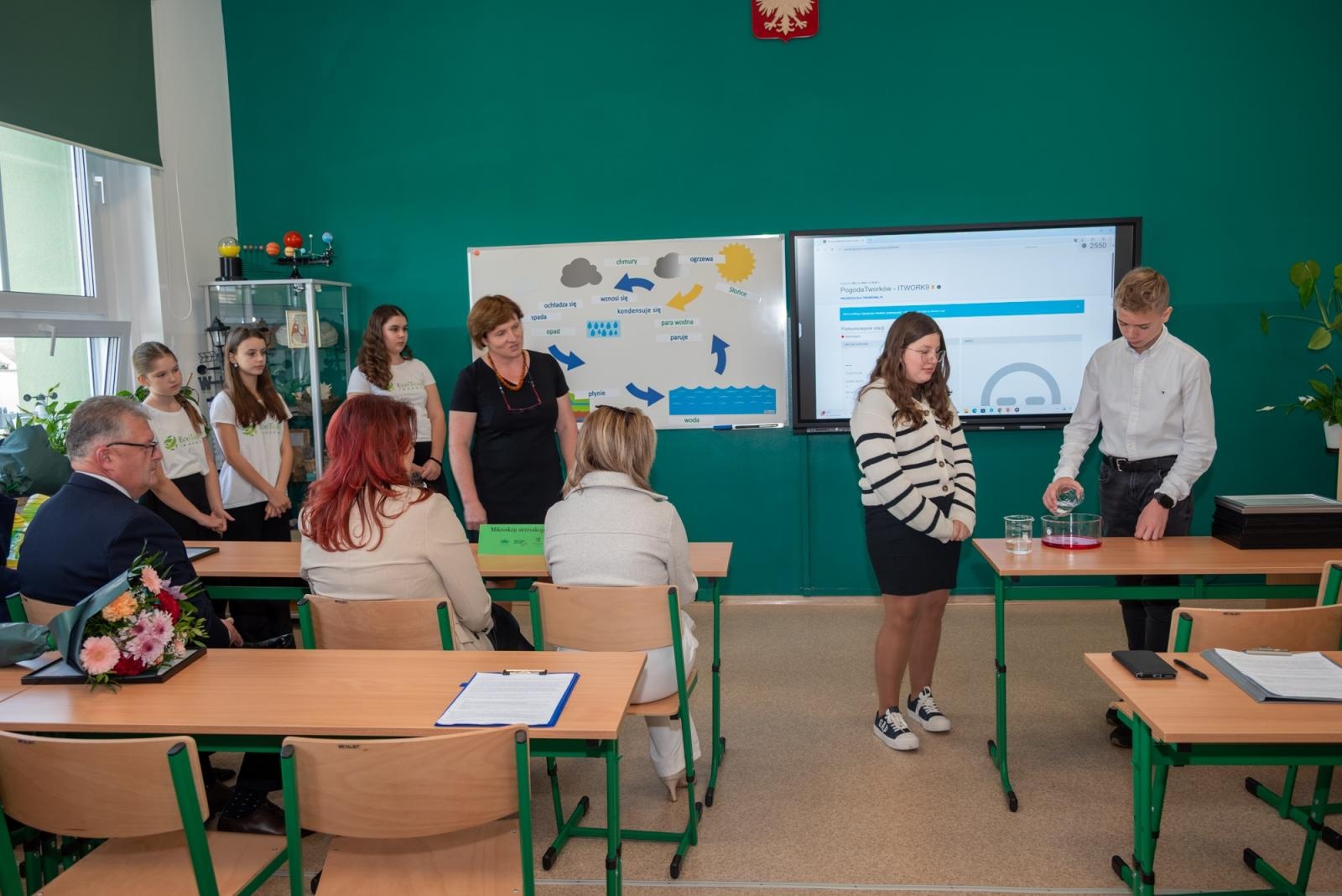 Zdjęcie w galerii na portalu naszraciborz.pl: Nowoczesna pracownia przyrodnicza i ścieżka dydaktyczna w Tworkowie już otwarte wiadomości z regionu