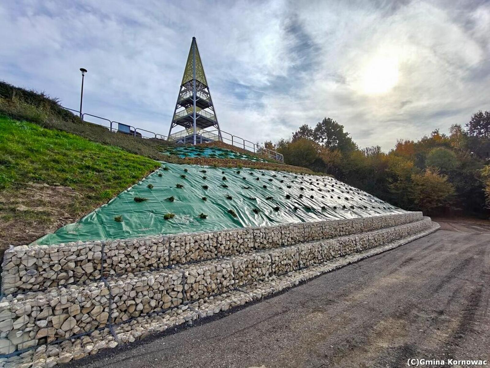 Zdjęcie w galerii na portalu naszraciborz.pl: Urząd zabezpieczył skarpę pod wieżą w Pogrzebieniu. Na problem od miesięcy zwracał uwagę mieszkaniec wiadomości z regionu