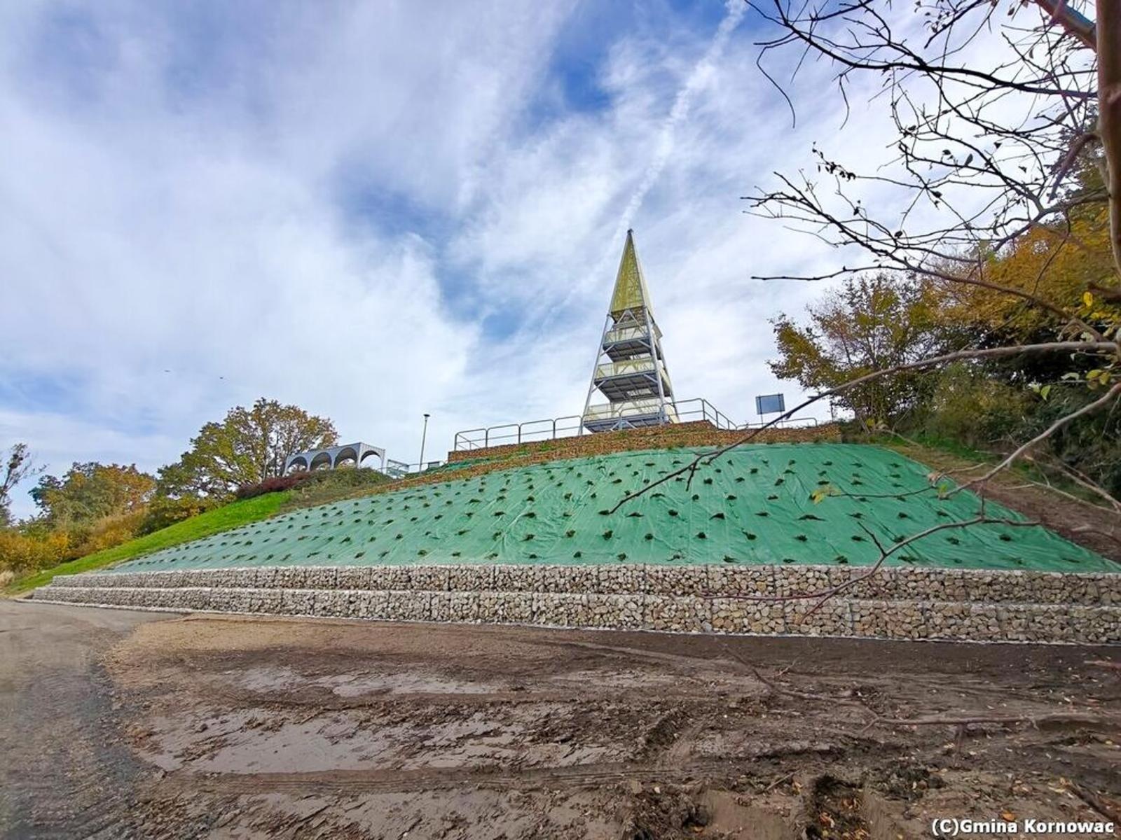 Zdjęcie w galerii na portalu naszraciborz.pl: Urząd zabezpieczył skarpę pod wieżą w Pogrzebieniu. Na problem od miesięcy zwracał uwagę mieszkaniec wiadomości z regionu